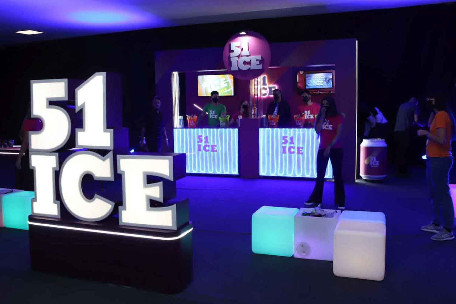 Ativação de marca com estande iluminado em evento