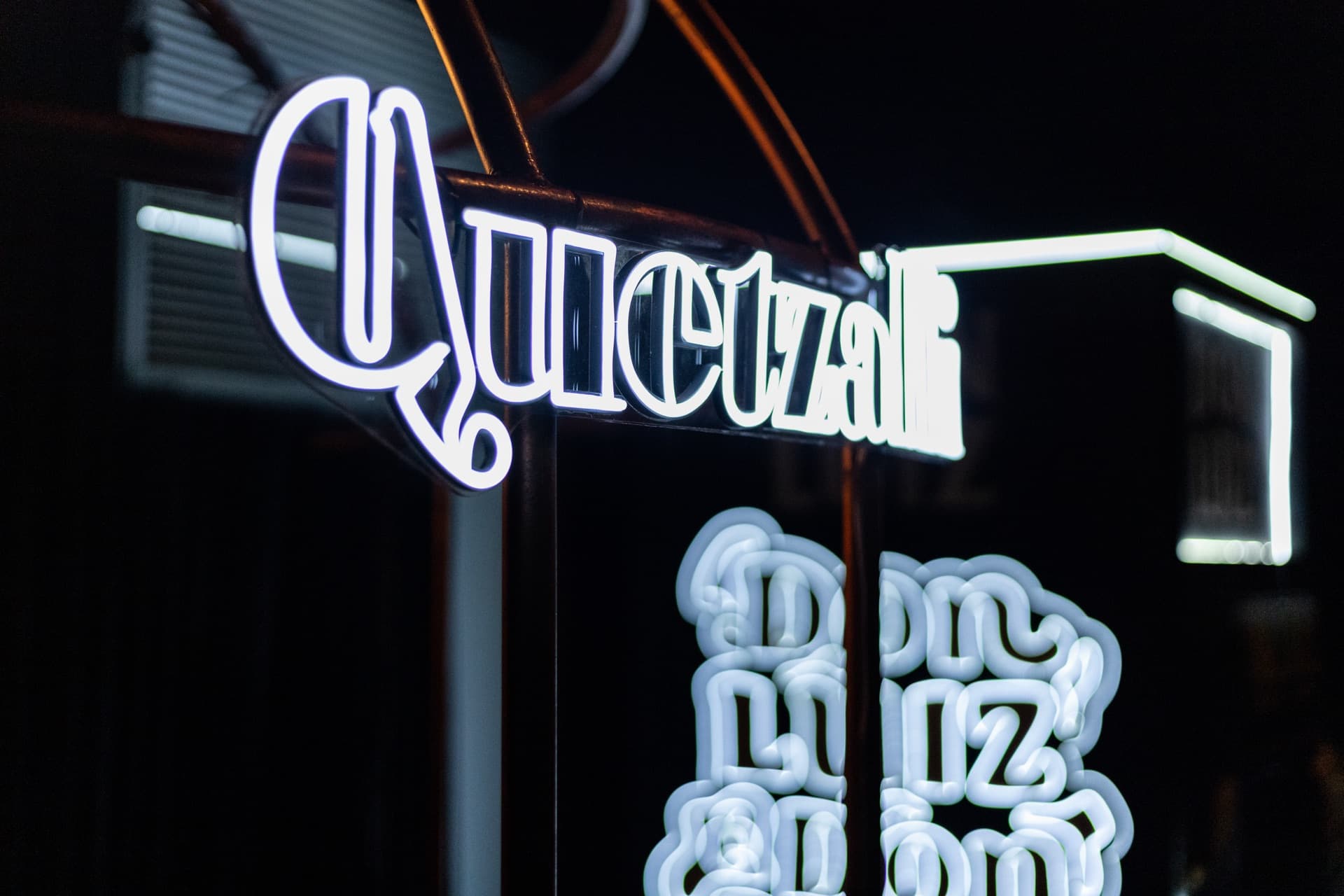 Letreiro iluminado de detalhe da cenografia